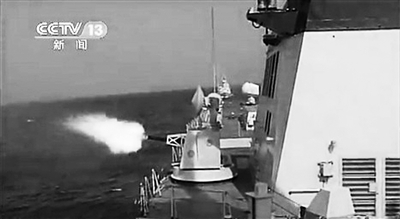 艦上主炮射擊目標(biāo)。