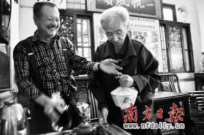 蔡松合(左)與司徒明老人。王樂 攝