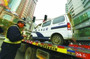甘肅蘭州11輛警車(chē)違法亂停被拖離(圖)