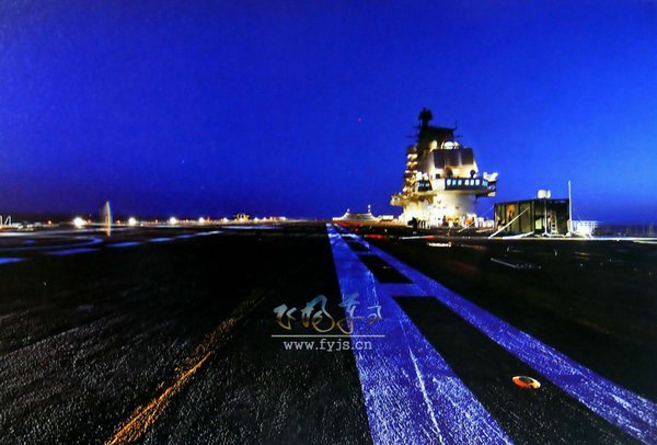 資料圖：夜間的遼寧艦。
