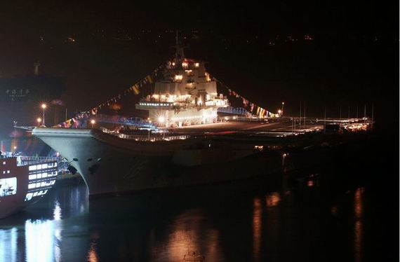 資料圖：夜間的遼寧艦。