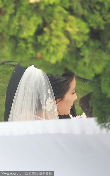郭晶晶、霍啟剛注冊結(jié)婚 郭晶晶父母現(xiàn)身吳敏霞領(lǐng)銜伴娘團(tuán)