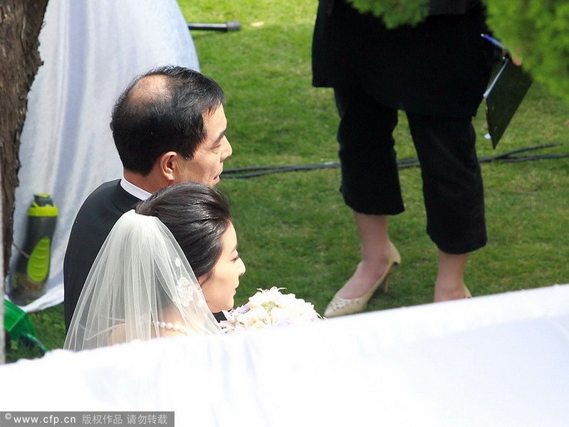 郭晶晶、霍啟剛注冊結(jié)婚 郭晶晶父母現(xiàn)身吳敏霞領(lǐng)銜伴娘團(tuán)