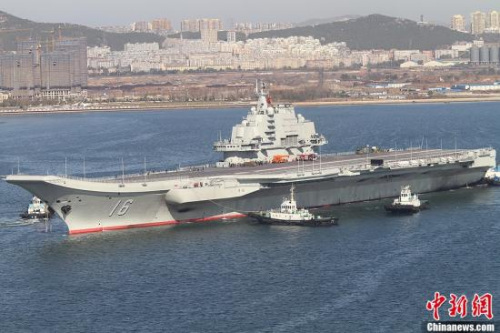 10月30日10時20分，中國航母“遼寧艦”?？吭谶|寧省大連港碼頭，完成了其正式交接入役后的首次出海。圖為當日向大連港碼頭駛入的“遼寧艦”。<a target=&apos;_blank&apos; href=&apos; align=