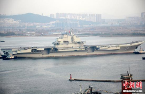 10月30日10時(shí)20分，中國(guó)航母“遼寧艦”?？吭谶|寧省大連港碼頭，完成了其正式交接入役后的首次出海。圖為當(dāng)日向大連港碼頭駛?cè)氲?#8220;遼寧艦”。<a target=&apos;_blank&apos; href=&apos; align=