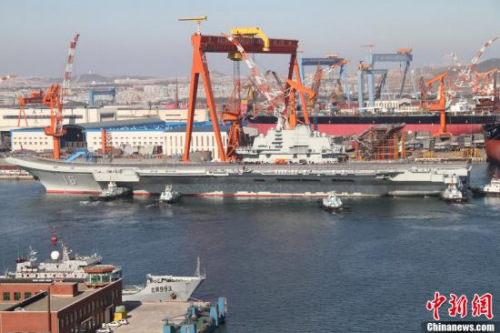 10月30日10時(shí)20分，中國(guó)航母“遼寧艦”?？吭谶|寧省大連港碼頭，完成了其正式交接入役后的首次出海。圖為當(dāng)日向大連港碼頭駛?cè)氲?#8220;遼寧艦”。<a target=&apos;_blank&apos; href=&apos; align=