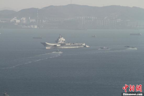 10月30日10時(shí)20分，中國(guó)航母“遼寧艦”?？吭谶|寧省大連港碼頭，完成了其正式交接入役后的首次出海。圖為當(dāng)日向大連港碼頭駛?cè)氲?#8220;遼寧艦”。<a target=&apos;_blank&apos; href=&apos; align=