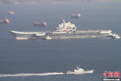 10月30日10時(shí)20分，中國(guó)航母“遼寧艦”?？吭谶|寧省大連港碼頭，完成了其正式交接入役后的首次出海。圖為當(dāng)日向大連港碼頭駛?cè)氲?#8220;遼寧艦”。<a target=&apos;_blank&apos; href=&apos; align=