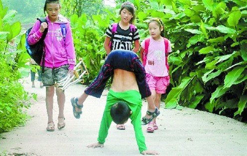 倒立行走去上學(xué) 堅強癱瘓男孩感動網(wǎng)友。圖據(jù)山東商報