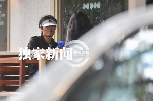 樸樹復出邋遢現(xiàn)身街頭 瞞著媳婦偷會長發(fā)美女
