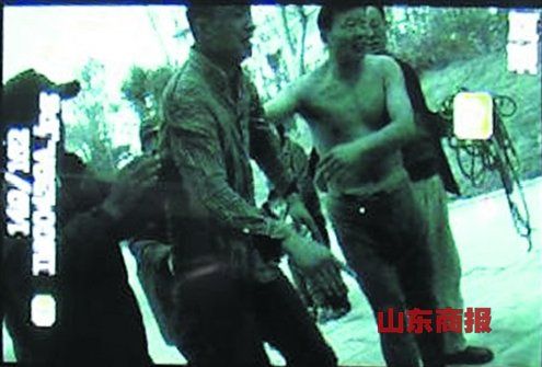目擊者拍下來(lái)的救孩子的老人（右）。