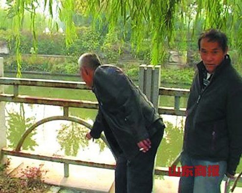 目擊者給記者指認(rèn)孩子落水的位置。