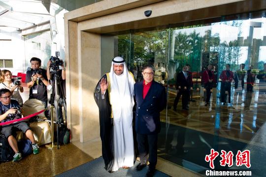 圖為亞奧理事會主席、科威特親王艾哈邁德?法赫德?薩巴赫在霍震霆陪同下抵達南沙大酒店。龍宇陽攝