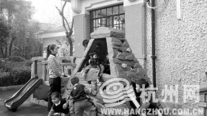 上海一所公辦幼兒園內，老師看護著孩子們做游戲。 見習記者 劉彥朋 攝