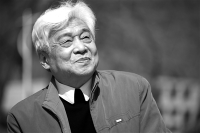 中國傳媒大學(xué)播音主持藝術(shù)學(xué)院前任院長、76歲的中國播音界泰斗張頌，因食道癌晚期醫(yī)治無效，于昨日在北京去世。 宋佳音 攝