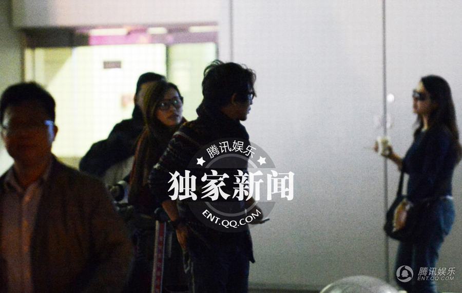 劉謙攜“御廚”嫩模女友王希怡回京 機(jī)場(chǎng)瞄辣妹女友吃醋上前質(zhì)問