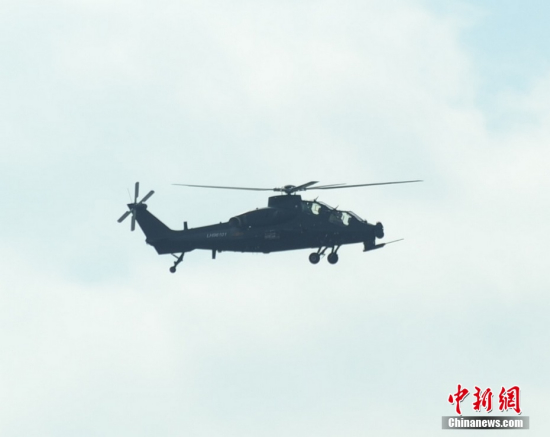 武直10現(xiàn)身珠海航展上空。陳海峰攝