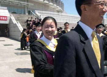 圖揭伏明霞12年名媛豪門奢華內(nèi)幕：有菲傭 仍下廚