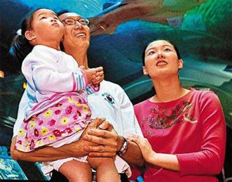 圖揭伏明霞12年名媛豪門奢華內(nèi)幕：有菲傭 仍下廚