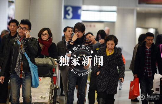 劉謙攜嫩模女友王希怡回京 機(jī)場(chǎng)瞄辣妹女友吃醋
