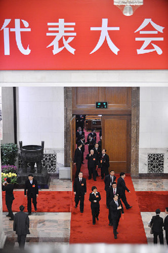 11月14日，中國(guó)共產(chǎn)黨第十八次全國(guó)代表大會(huì)閉幕會(huì)在北京人民大會(huì)堂舉行。這是代表投票后步出會(huì)場(chǎng)，等待計(jì)票結(jié)果。新華社記者李鑫攝