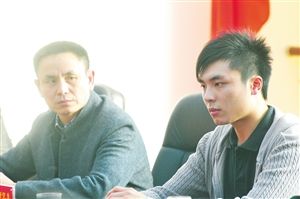 兒子周成程要參軍，父親周奇迪（左一）很是支持