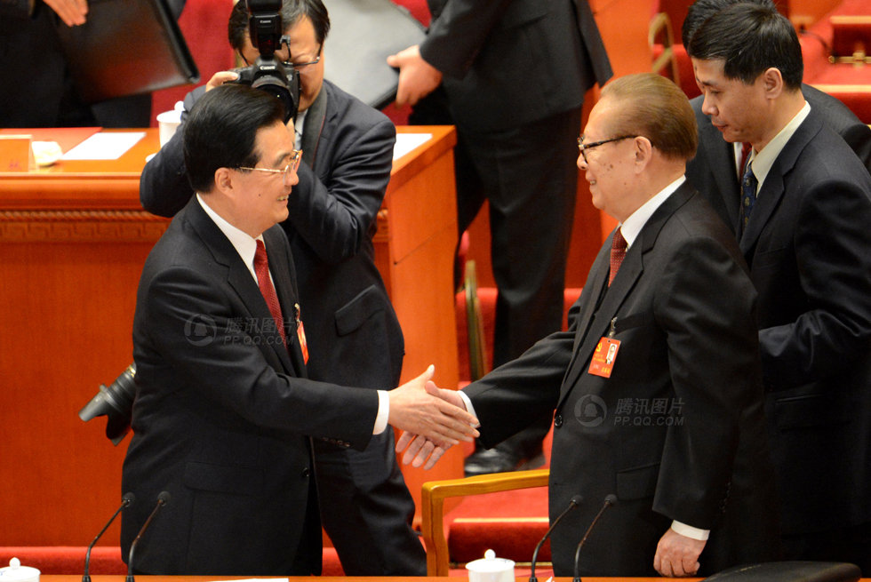 大會(huì)閉幕后，胡錦濤與江澤民握手。