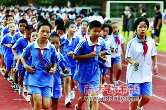 調(diào)查顯示深圳學(xué)生體質(zhì)逐年下降，跑步對(duì)不少學(xué)生來說不是一件輕松的事。南都記者 王子榮 攝