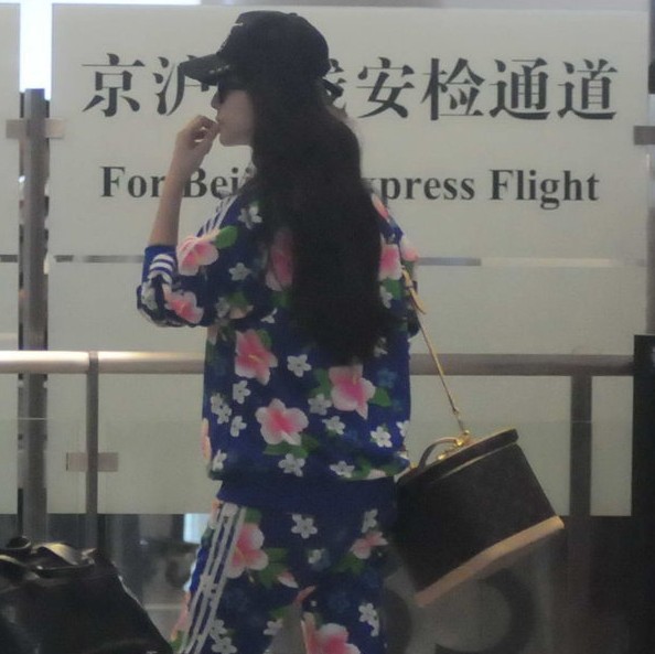 范冰冰一身大花運(yùn)動(dòng)服扮潮 戴墨鏡長發(fā)披肩