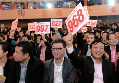 昨天，在央視2013年黃金資源廣告招標競購大會現(xiàn)場，企業(yè)代表舉牌競標。圖/CFP