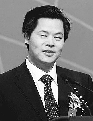  鄭功成 1964年生，湖南平江人?，F(xiàn)任中國人民大學(xué)教授、全國人大常委會(huì)委員。兼國務(wù)院首屆醫(yī)改咨詢委員會(huì)委員、國家減災(zāi)委專家委副主任、中國勞動(dòng)學(xué)會(huì)副會(huì)長、中國社會(huì)保險(xiǎn)學(xué)會(huì)副會(huì)長、中國社會(huì)福利協(xié)會(huì)等副會(huì)長等。長期從事社會(huì)保障、收入分配及與民生相關(guān)領(lǐng)域的研究，是“中國社會(huì)保障改革與發(fā)展戰(zhàn)略”、“維護(hù)社會(huì)公平正義與保障國民共享發(fā)展成果”、“國家社會(huì)福利制度發(fā)展戰(zhàn)略”等重大戰(zhàn)略項(xiàng)目研究的首席專家。出版過著作30余種，發(fā)表學(xué)術(shù)文章約400多篇，多篇政研報(bào)告或文章被中央領(lǐng)導(dǎo)同志批示。