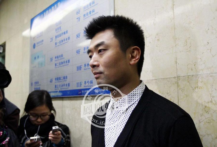 黃曉明拍戲摔傷左腿骨折 于東現(xiàn)場致歉