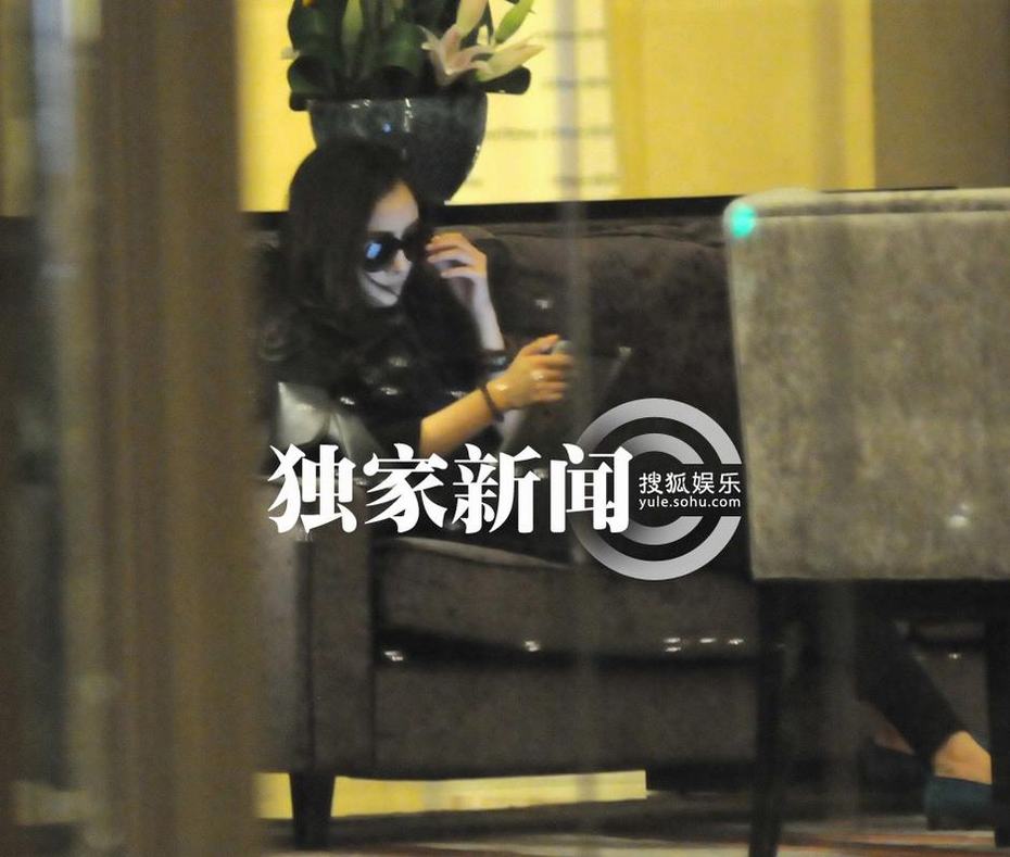 楊冪深夜入住酒店 大堂沙發(fā)側臥打游戲