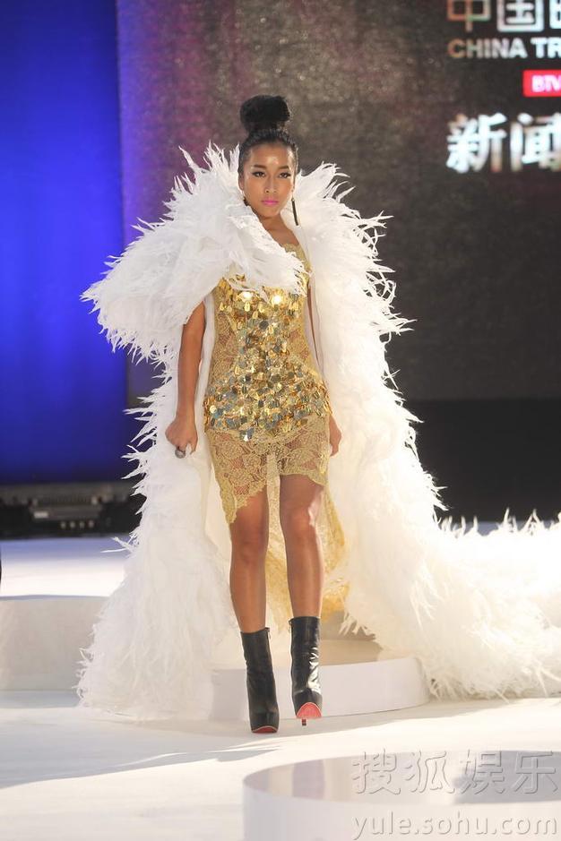 吉克雋逸T臺處女秀