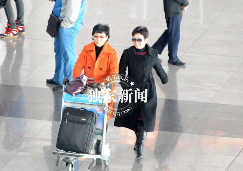 董文華回京神采奕奕 一路笑容滿面