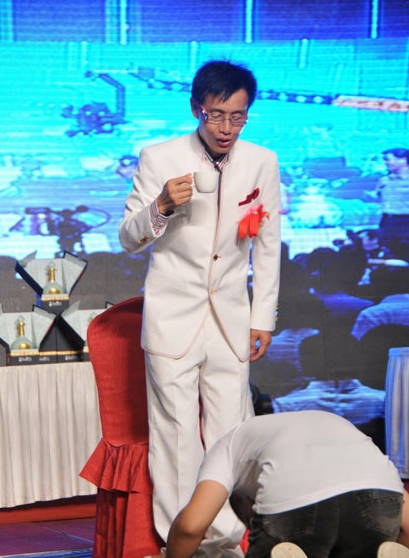 中國(guó)“干爹文化”尷尬了誰(shuí)？