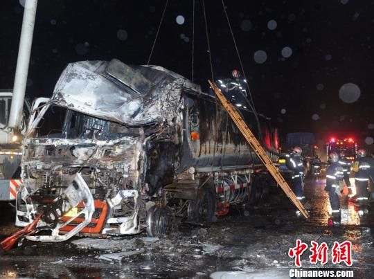 圖為消防官兵爬上油罐車查看情況，準(zhǔn)備吊裝轉(zhuǎn)移肇事油罐車。。劉忠俊攝