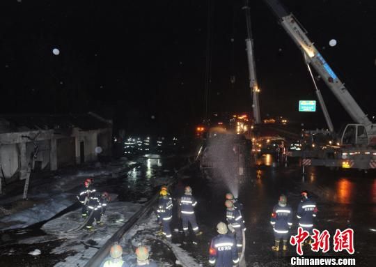 圖為消防官兵正在現(xiàn)場(chǎng)處置肇事油罐車吊裝轉(zhuǎn)運(yùn)，防止發(fā)生復(fù)燃。劉忠俊攝