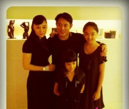 李連杰利智罕見(jiàn)拍全家福 兩愛(ài)女貌美如花(組圖)