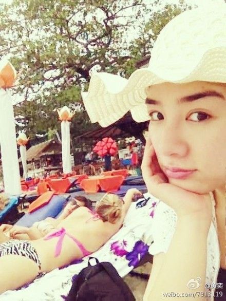 黃奕海灘曬太陽，身邊外國美女泄露所處海外