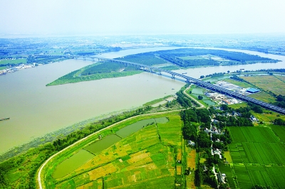 泰州大橋?qū)⑻┲?、揚中、鎮(zhèn)江、常州串成一線。