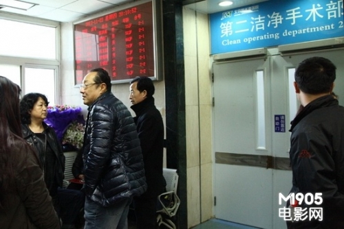 黃曉明手術成功父母陪同 Angelababy未現(xiàn)身