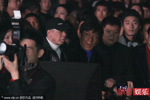 成龍攜兩位美艷龍女郎觀(guān)秀