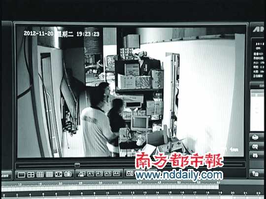 監(jiān)控錄像顯示，11月20日晚7時(shí)23分，佳恩超市兩名男員工引導(dǎo)蔣女士，從辦公室走進(jìn)倉(cāng)庫(kù)。南都見(jiàn)習(xí)記者 陳竹沁 翻拍