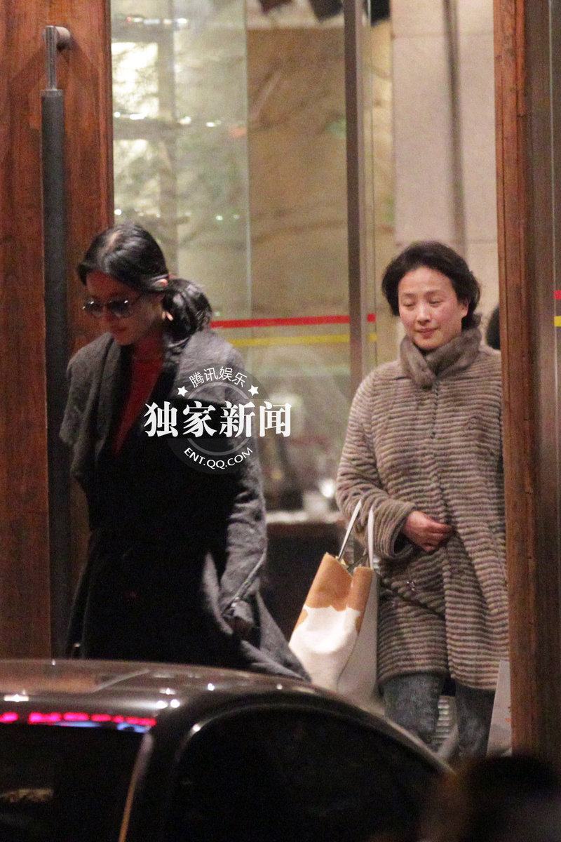 劉亦菲攜母回京 干爹陳金飛備豪車隊親自接機(jī)