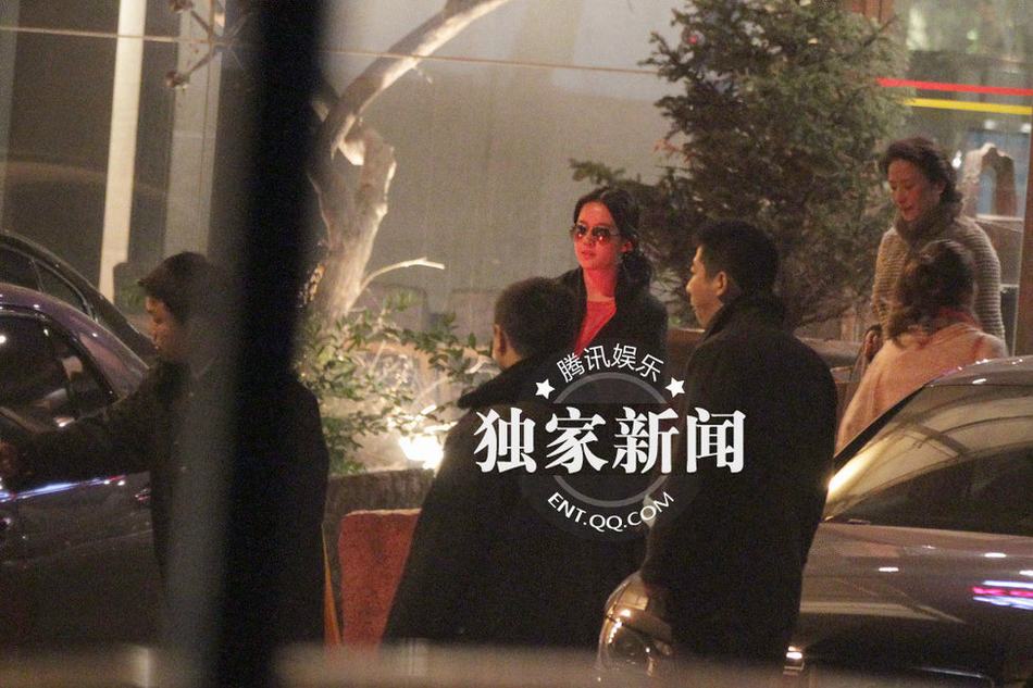 劉亦菲攜母回京 干爹陳金飛備豪車(chē)隊(duì)親自接機(jī)