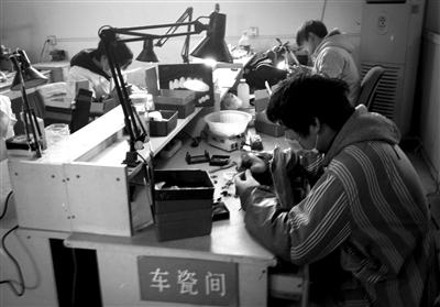 11月15日，通州區(qū)宋莊鎮(zhèn)，精佳藝義齒加工中心，操作間混雜著濃重化學(xué)品味和煤氣味。