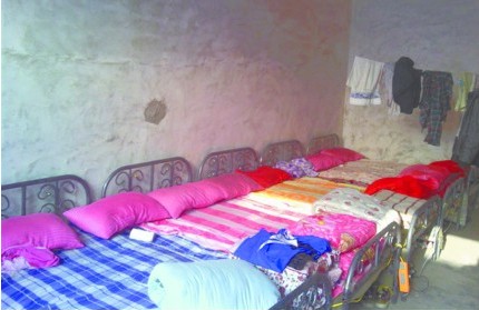 職校生成廉價(jià)勞動(dòng)力遭學(xué)校倒賣 睡通鋪吃不飽