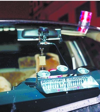 私家車(chē)裝警笛搖身變警車(chē) 深夜招搖過(guò)市