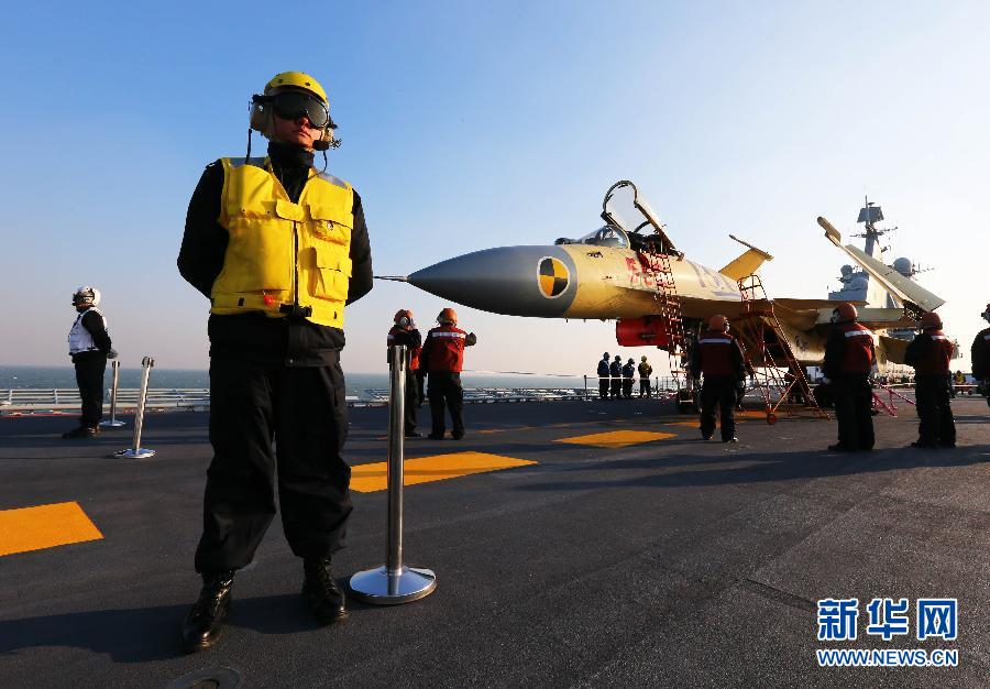 （軍事）（13）我航空母艦順利進(jìn)行殲—15飛機(jī)起降飛行訓(xùn)練